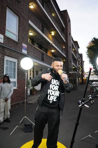 A closer shot of the artist in the Jugg For Your Life T-shirt, mic in hand