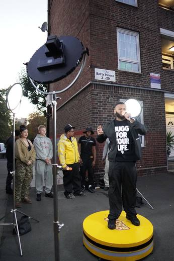 The same artist on the yellow booth, the crowd gathered behind him